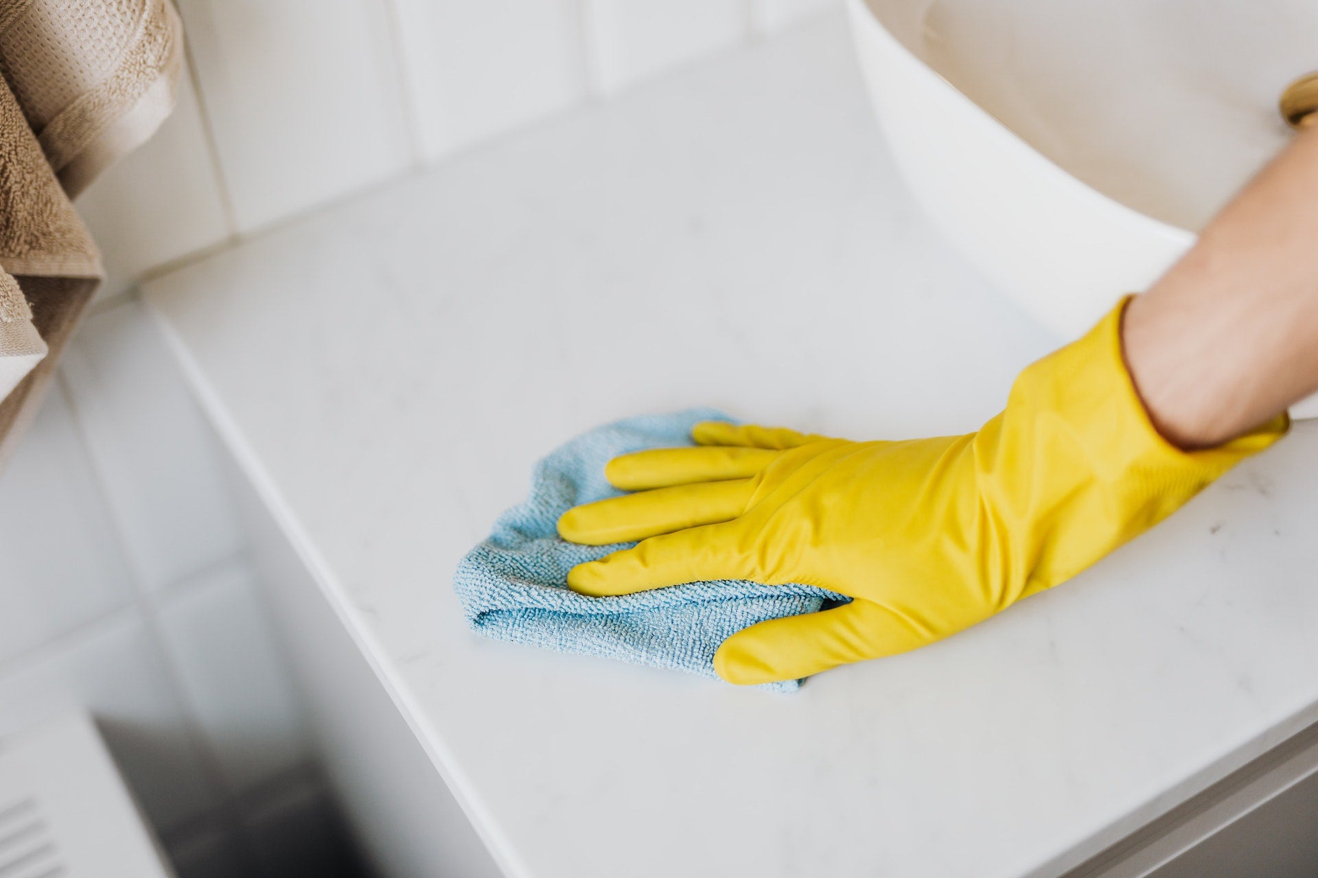 http://www.householdingredients.com/cdn/shop/articles/yellow_glove_on_white_counter.jpg?v=1667188208